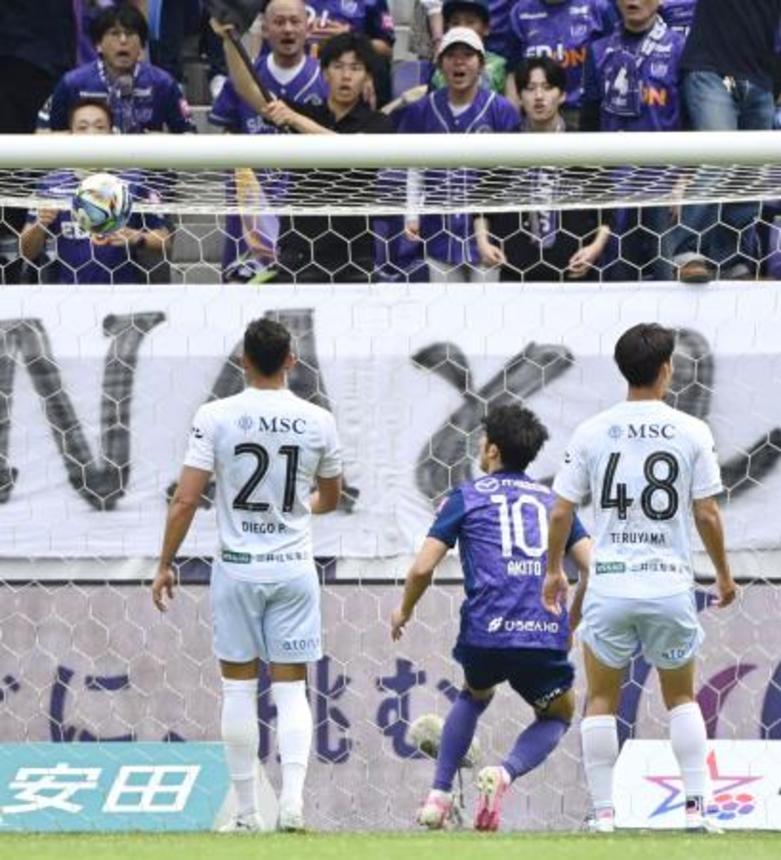 　広島―長崎　前半、先制ゴールを決める広島・鈴木（１０）＝Ｅピース