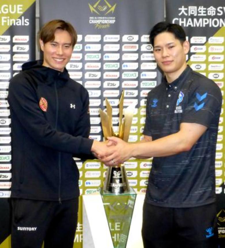 　記者会見で握手するサントリー・高橋藍（左）と大阪Ｂ・西田有志の両主将＝１４日、横浜アリーナ