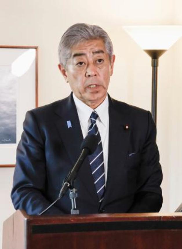 　記者団の取材に応じる岩屋外相＝２８日、米ニューヨーク（共同）