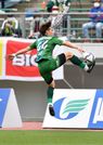 ＦＣ岐阜×松本＝前半、味方からのロングパスをトラップするＦＣ岐阜のＦＷ菊池＝長良川競技場