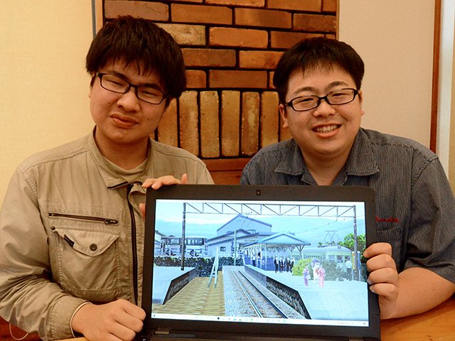 完成した旧谷汲線のシミュレーターの画面を指して笑顔を見せる祖父江恵太さん（左）と笠原基さん（右）＝瑞穂市馬場春雨町