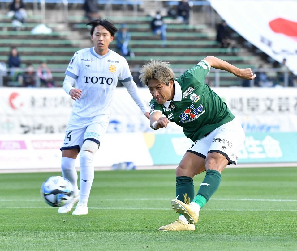 ＦＣ岐阜×北九州＝後半、シュートを放つＦＣ岐阜のＦＷ田中＝長良川競技場