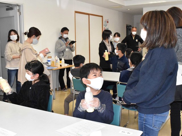 廃油を使った石けん作りに挑戦する児童ら＝海津市平田町三郷、日本環境管理センター