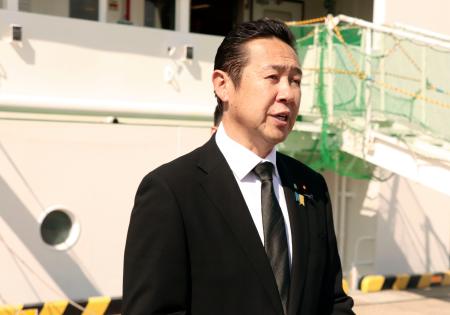 　船内での慰霊を終え、記者団の取材に応じる黄川田沖縄北方相＝３０日午前、北海道根室市