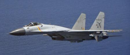 　中国海軍の空母「山東」から発艦し、海上自衛隊のＰ３Ｃ哨戒機の至近距離に接近したＪ１５戦闘機＝８日（防衛省提供）