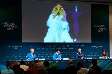 　マライア・キャリーさんが出演した五輪開会式の歌の演出について記者の質問に答える大会組織委の担当者（右端）＝７日、イタリア・ミラノ（共同）
