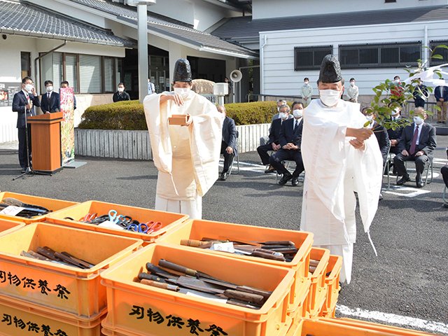 全国から回収した刃物に感謝を込めて供養する関係者＝関市南春日町、関鍛冶伝承館刃物塚前