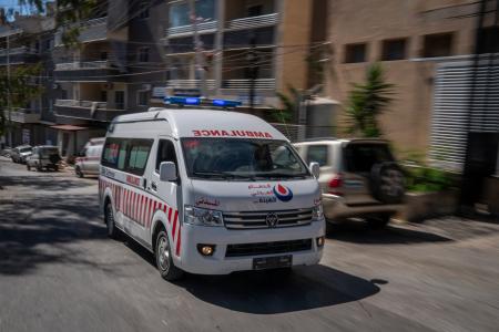 　１９日、レバノン南部ナバティエ近郊で、負傷者を乗せ病院に到着する救急車（ゲッティ＝共同）