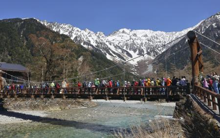 　観光客らでにぎわう上高地＝長野県松本市