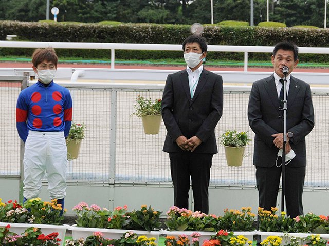 式典であいさつする河合孝憲副知事（右）と後藤正義調教師（中央）、大原浩司騎手＝８日午前１０時５５分、同所