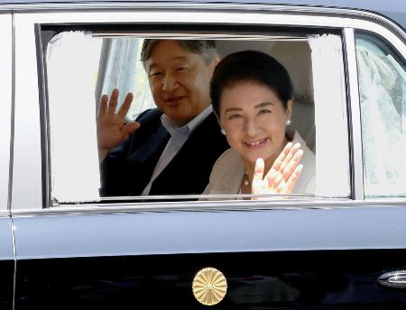 　手を振られる天皇、皇后両陛下＝１９日