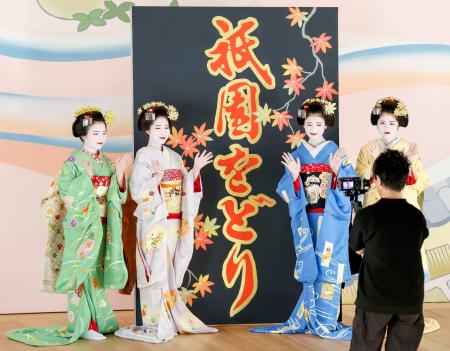 　「祇園をどり」を前に色鮮やかな着物姿で撮影に臨む舞妓＝３１日午後、京都市東山区