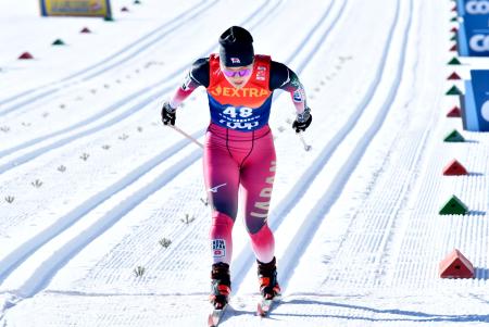 　予選でゴールする本田千佳＝イタリア・テーゼロ（共同）