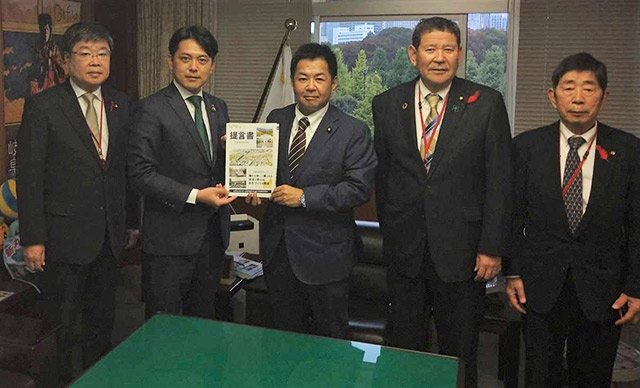 渡辺猛之国土交通副大臣（中央）に提言書を手渡す柴橋正直岐阜市長（左から２人目）＝国土交通省