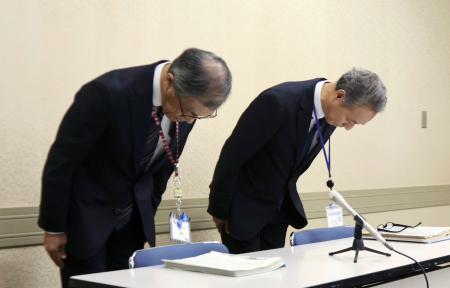 　国勢調査の書類紛失について、記者会見で謝罪する福岡市の担当者＝１２日午後、福岡市役所