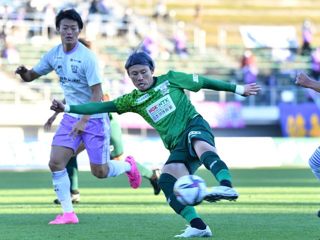 ＦＣ岐阜×藤枝＝後半、シュートを放つ岐阜のＭＦ川西＝長良川競技場
