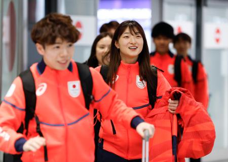 　イタリア・ミラノのマルペンサ空港に到着した坂本花織（手前右）ら＝２９日（共同）