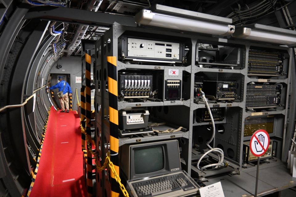 計測装置やコンピューターが多数積み込まれている