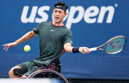 　車いすの部男子シングルス１回戦でプレーする小田凱人＝ニューヨーク（ＡＰ＝共同）