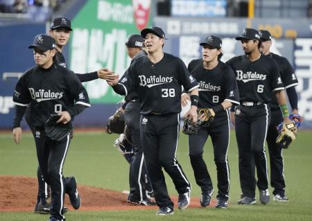 　ロッテに勝利し、タッチを交わすオリックスナイン＝京セラドーム