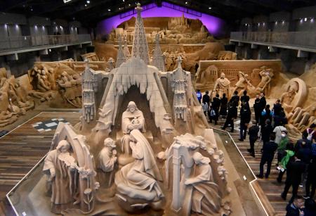 　「砂の美術館」で開かれたスペインをテーマにした企画展の内覧会。手前は建築家アントニ・ガウディの未完の傑作、サグラダ・ファミリア教会を表現した砂像＝２３日午後、鳥取市