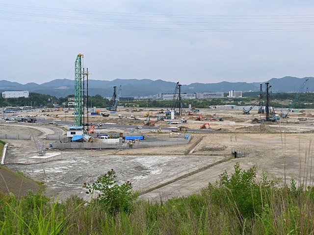 イオンモール土岐（仮称）の建築工事が始まった現場＝１８日午後、土岐市土岐津町土岐口