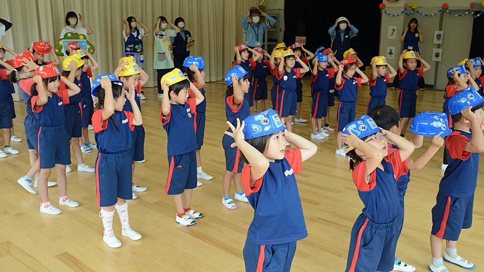 ヘルメットの歌に合わせて踊りを練習する園児たち。頭を守る動作を取り入れている＝関市桐ケ丘、桐が丘幼稚園