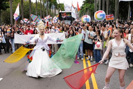 　３１日、台北市で行われたＬＧＢＴなど性的少数者によるパレード（共同）