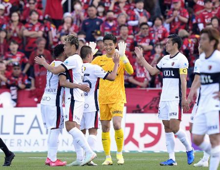 　横浜ＦＣに快勝し、タッチを交わす鹿島・ＧＫ早川（中央）ら＝ニッパツ