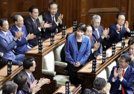 　衆院本会議で第１０４代首相に指名され、起立する自民党の高市早苗総裁。憲政史上初となる女性首相が誕生した＝２１日