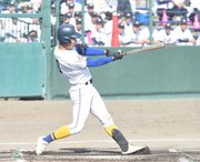 県岐阜商×大垣日大＝延長１１回裏県岐阜商無死一、二塁、左前打を放つ小林＝大野レインボー