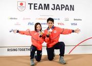 　記者会見を終え、メダルを手にポーズをとる三浦璃来（左）、木原龍一組＝１７日、イタリア・ミラノ（共同）