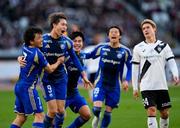 　町田―神戸　後半、自身２点目のゴールを決め、喜ぶ町田・藤尾（左から２人目）＝国立競技場