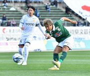 ＦＣ岐阜×北九州＝後半、シュートを放つＦＣ岐阜のＦＷ田中＝長良川競技場