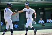 大垣日大×東濃実＝満塁本塁打を放ち、満面の笑みでチームメートとハイタッチする大垣日大の岩本＝長良川
