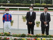 式典であいさつする河合孝憲副知事（右）と後藤正義調教師（中央）、大原浩司騎手＝８日午前１０時５５分、同所
