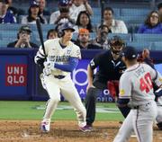 　ブレーブス戦の８回、左前打を放つドジャース・大谷＝ロサンゼルス（共同）