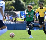 ＦＣ岐阜×沼津＝後半、シュートを放つＦＣ岐阜のＤＦ萩野＝長良川球技メドウ