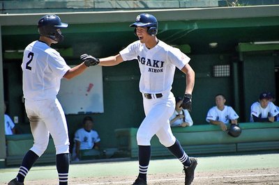 大垣日大×東濃実＝満塁本塁打を放ち、満面の笑みでチームメートとハイタッチする大垣日大の岩本＝長良川