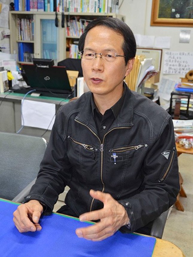 ＤＲＩＬＬＯＧの開発の経緯を語る山田健社長＝美濃市御手洗、シオン