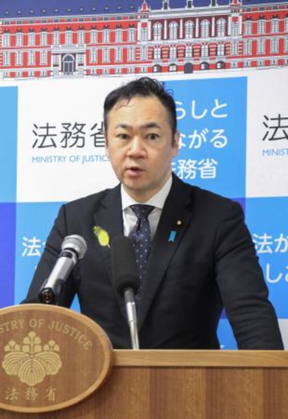 　記者会見する鈴木法相＝２４日午前、法務省
