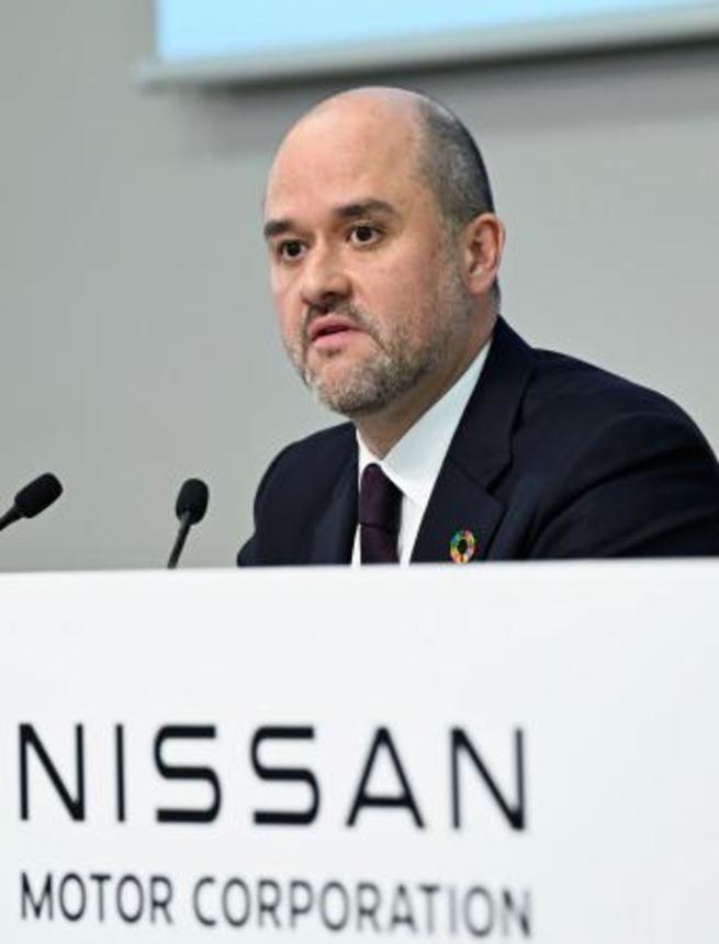 　決算記者会見で説明する日産自動車のイバン・エスピノーサ社長。２年連続の巨額赤字となった＝１３日午後、横浜市