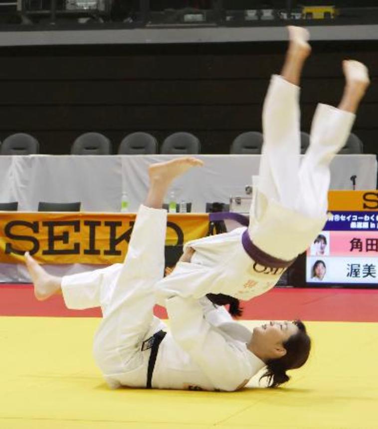 　柔道教室でともえ投げを披露する、パリ五輪女子４８キロ級金メダルの角田夏実さん（下）＝１８日、横浜武道館