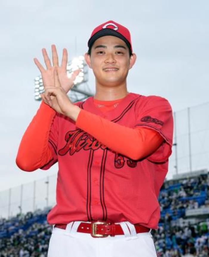 　ヒーローインタビューを終え、笑顔でポーズをとる広島・岡本＝神宮