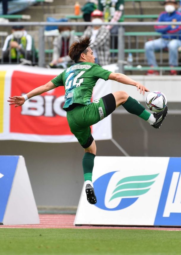 ＦＣ岐阜×松本＝前半、味方からのロングパスをトラップするＦＣ岐阜のＦＷ菊池＝長良川競技場