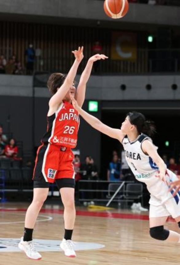 　日本―韓国　試合終了間際、逆転の３点シュートを決める田中（左）＝有明アリーナ