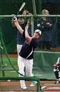 　打撃練習する村上。奥は大谷＝京セラドーム