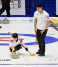 　１次リーグのエストニア戦でプレーする松村千秋（左）、谷田康真組＝フレデリクトン（共同）