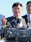 　米首都ワシントンで記者会見するアリサ・リュウさんの父、劉俊氏＝４日（共同）