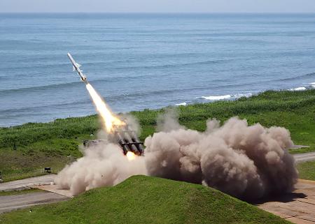 　発射される「８８式地対艦誘導弾」＝２４日午後、北海道新ひだか町の静内対空射撃場（陸上自衛隊提供）